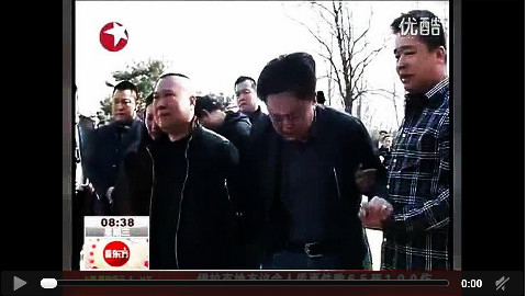 再回顾郭德纲哭拜恩师侯耀文这一幕,竟再次泪流满面不能自已